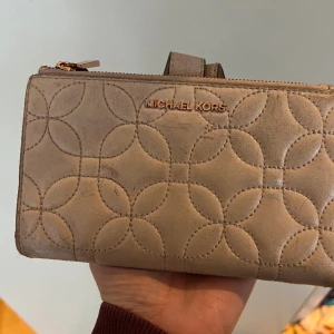 Michael Kors mobil plånbok - MK plånbok med fack för mobil. Ljusrosa/beige Använt men gott skick