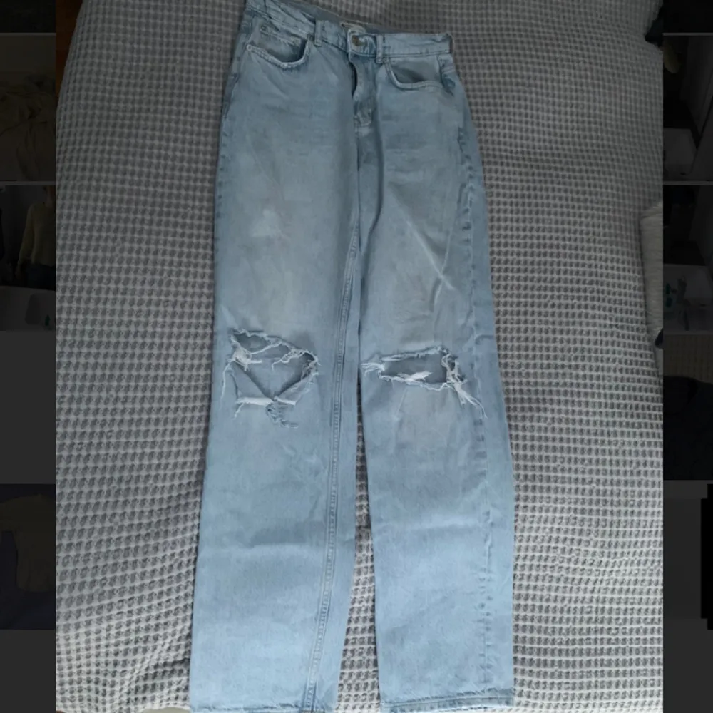 Säljer dessa supersnygga jeans då de är lite för små för mig. De har hög midja och hål i knäna. Gina Tricot 90s tall jeans. Innerbenslängd 87 cm. Bra skick.. Jeans & Byxor.