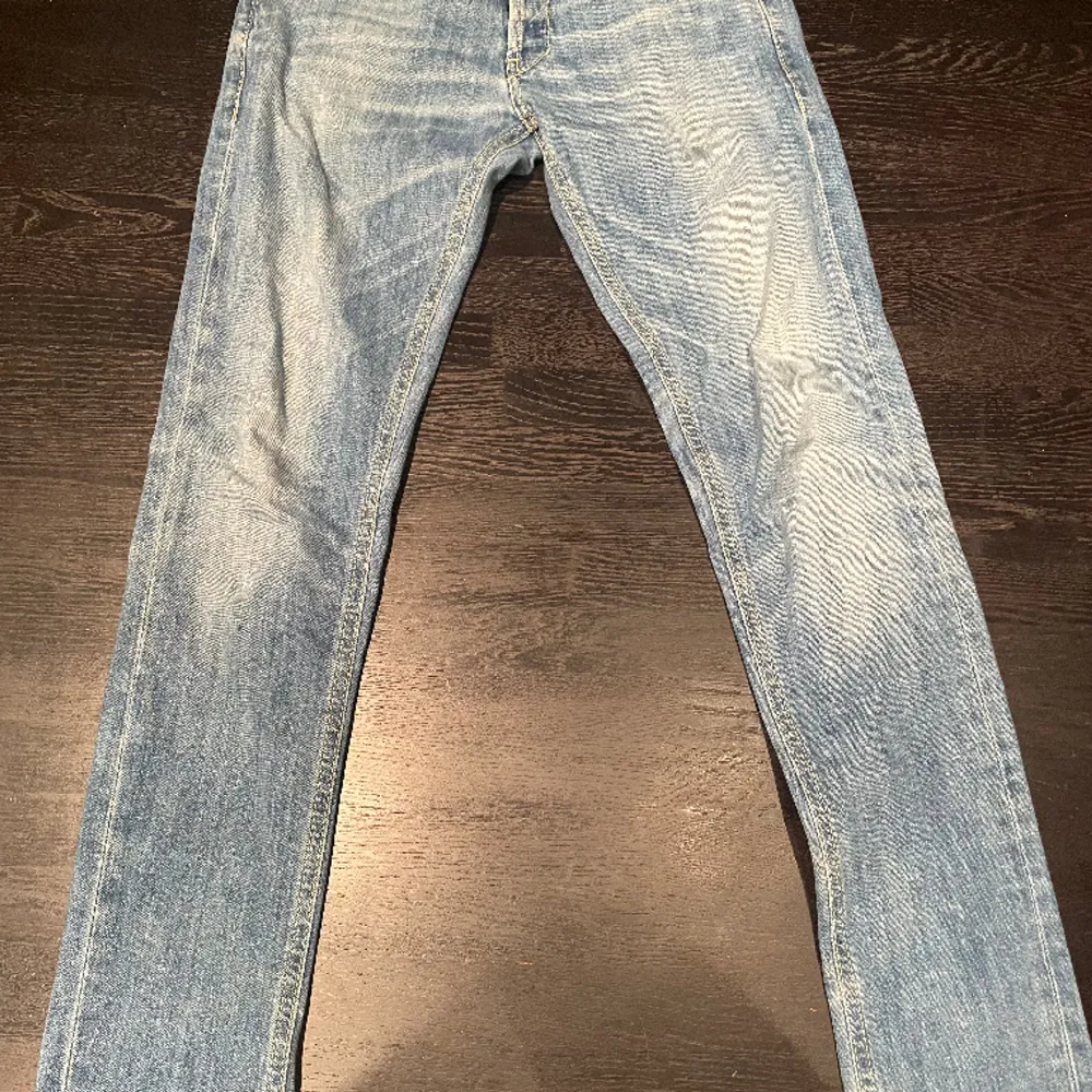 Säljer ett par jeans från dondup i modellen George I Skick 8,5/10 I Storlek 30 I Skriv till för mer bilder eller frågor. Jeans & Byxor.