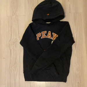Peak performance hoddie - En svart hoddie med tryck i storlek L. Är i Bra skick!