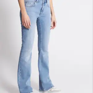 Säljer dessa low waist bootcut jeans från lager 157 i storlek XXS full length då dom är för långa för mig (är 161cm). Superfint skick🙌🏻 hör av er privat för fler bilder💕 Nypris: 400kr