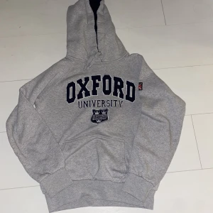 Grå hoodie  - Ifrån Oxford universitet, i stolek s men passar också xs🤍helt som ny så inga fläckar elelr hål🤍kom privat för mer pris kan diskuteras 