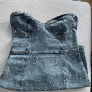 Jeans klänning  - En super fin NA-KD klänning. Använd en gång, skriv privat för bilder. 150kr + frakt 