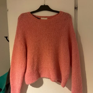 Stickad tröja  - Jättefin rosa stickad tröja. Färgen kommer inte fram helt men kan fixa bättre bilder om så önskas. Använd men bra skick. 
