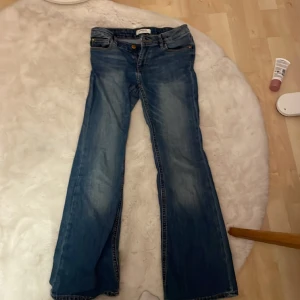 Lågmidjade bootcut jeans - Supersnygga lågmidjade bootcut jeans från lindex! Pyttelite slitna längst ner på benen men inte väldigt använda så bra skick i övrigt. Sådana hära jeans är ju super populära så 150kr är ett jättebra pris! (Nypris: 350kr)