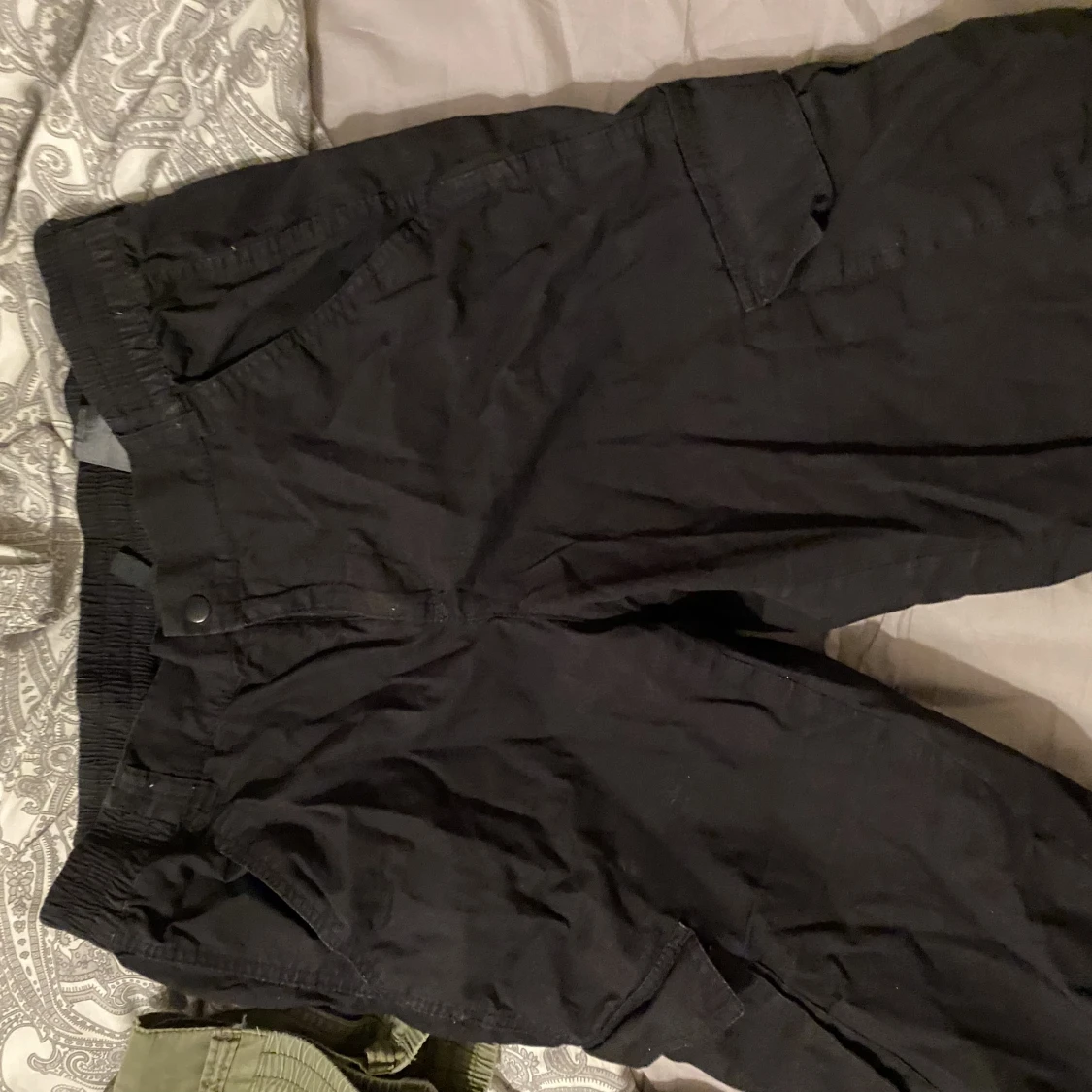 svarta cargo byxor - 90