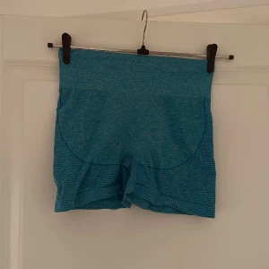 Ljusblå cykelbyxor - Ett par superfina & bekväma cykelbyxor från SHEIN. Endast använda en gång på grund av att de tyvärr inte passade. I strl M 🩵