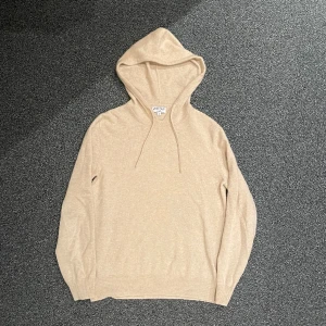 Kashmir Hoddie  - Säljer denna Kashmir hoddie i Storlek S. Tröjan är i ett väldigt bra skick. Tveka inte att höra av dig vid minsta fundering.😃