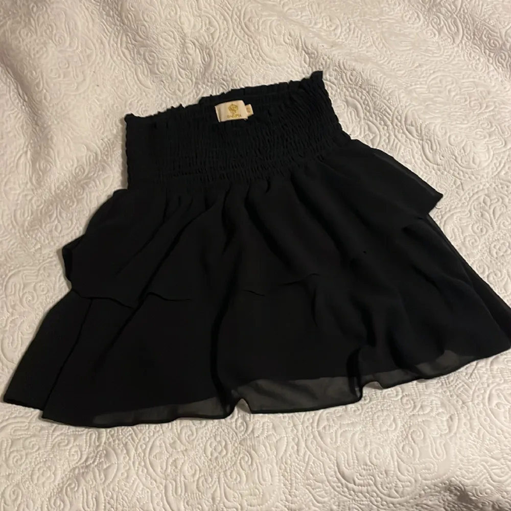 Säljer denna volang kjol för att den aldrig kommer till användning. Använd någon enstaka gång men skicket är samma som när jag köpte den. Kjolar.