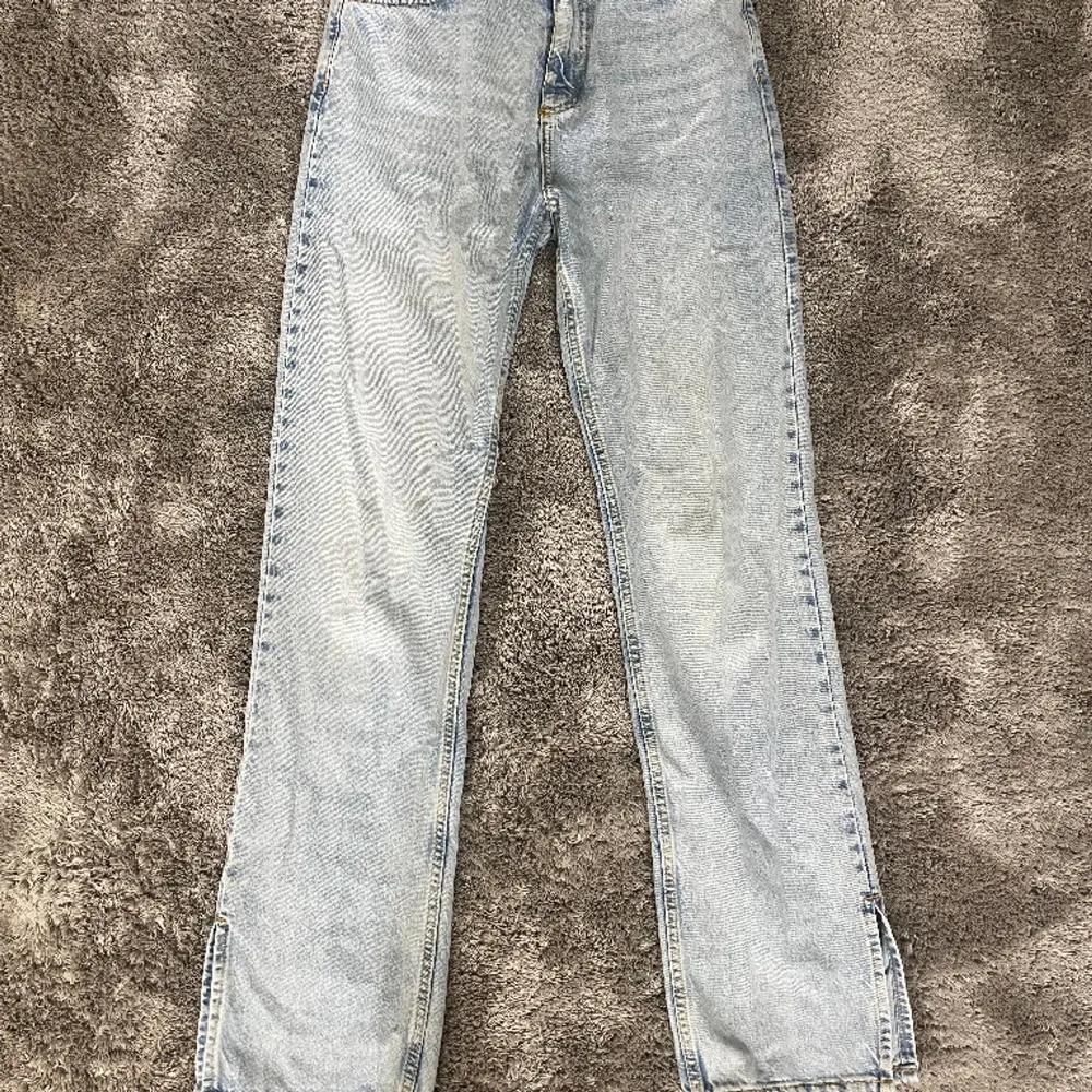 Straight jeans med slits längst ner på båda benen, nästan aldrig använda💝 använd gärna köp nu funktionen💘🛍️. Jeans & Byxor.