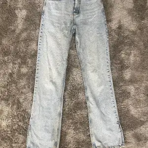 Straight jeans med slits längst ner på båda benen, nästan aldrig använda💝 använd gärna köp nu funktionen💘🛍️
