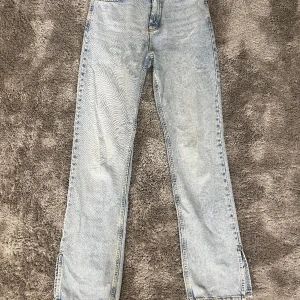 Straight jeans - Straight jeans med slits längst ner på båda benen, nästan aldrig använda💝 använd gärna köp nu funktionen💘🛍️