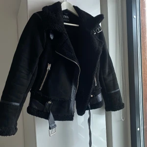 Jacka Pilotmodell ZARA - Fin jacka i pilotmodell. Sparsamt använd, hittar inget att anmärka på!