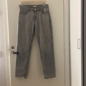  Gina tricot straight jeans - Säljer dessa snygga  gråa straight jeans från gina tricot som tyvärr är för stora för mig:( Bra skick! KAN FIXA GRATIS FRAKT‼️