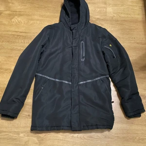 Lyle&scott Jacka - Lyle&scott jacka Storlek 172cm motsvarar S Köpt från kidsbrandstore för 2000kr Ställ frågor om det är några funderingar alls:)