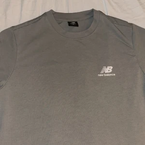 New Balance tröja  - En grå NB tröja i storlek XS, men känns som en M/L (oversized fit) 