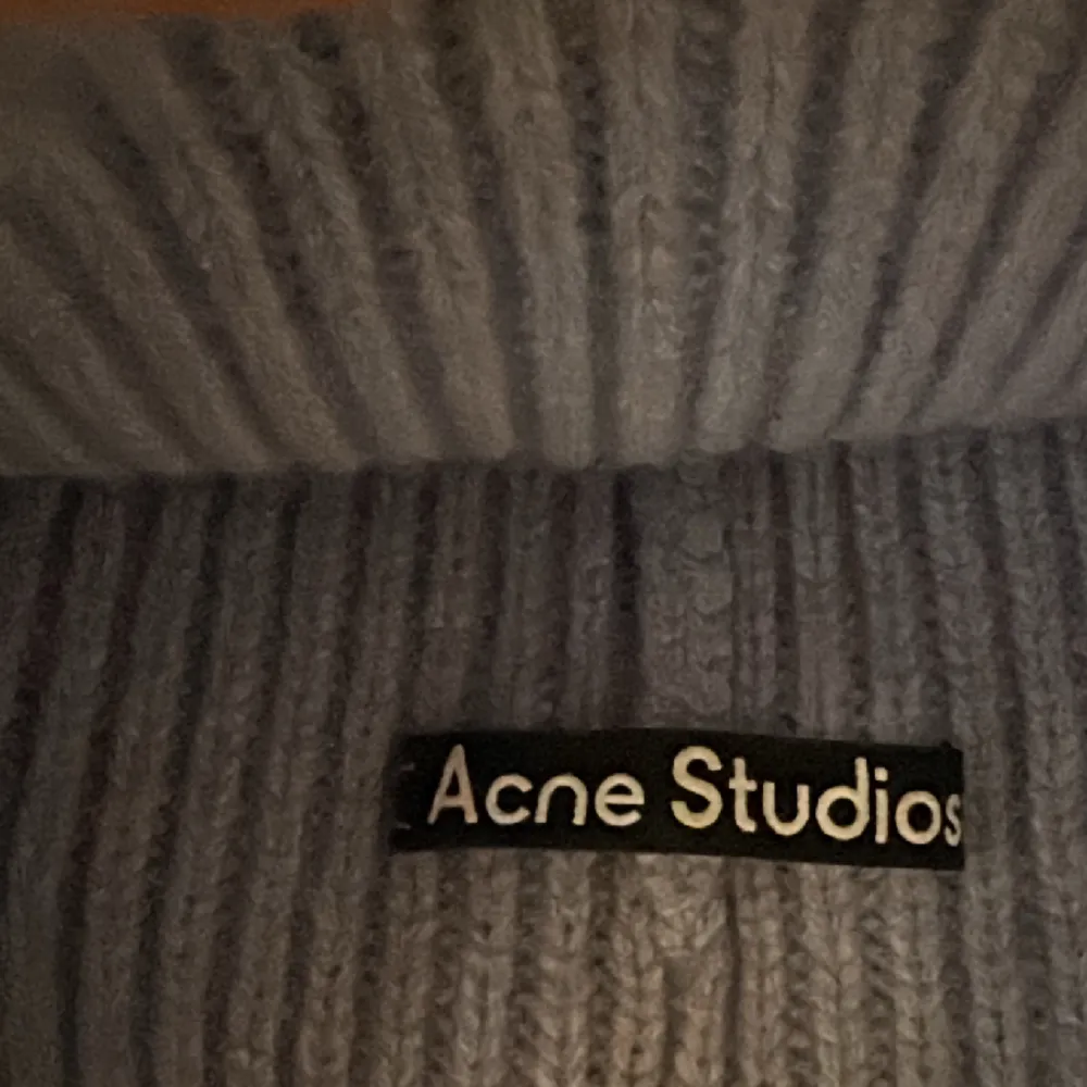 Säljer nu min super snygga Acne mössa eller är öppen för att byta mot en svart. Köpt på Acne Studios egna butik på NK i Stockholm för 1600 kr, finns ej att köpa längre!Mycket bra skick och endast använd ett fåtal ggr. Hör gärna av er vid frågor etc!💕. Accessoarer.