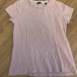 Gant t shirt  - Säljer min fina gant tröja då den inte kommer till användning. Bra skick! Märket syns lite dåligt men tror att det ska va så💗