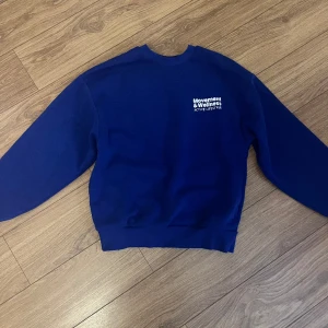 Tröja från Gina tricot  - Säljer min blåa tröja från Gina tricot då den inte kommer till användning. Använd Max 2-3 gånger så nästa som ny😊💗 Storlek XXS