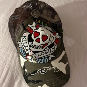 Ed hardy keps  - Köpt på sellpy för ca 800kr, endast använd 2 gånger. (Justerbar) Pris kan diskuteras!