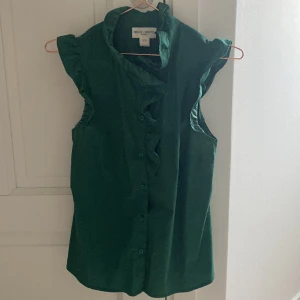 Kortärmad blus  - En grön kortärmad blus från Lindex, märket Holly Whyte. Fint skick! 