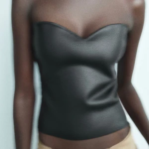 snygg topp - helt oanvänd topp från zara! perfekt till fest!tyvärr inga bilder på då den inte passar!💗nypris är 299!priset är fast!!❤️