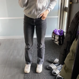 Zara mid rise Straight Jeans - Hej, jag säljer dessa superfina zara jeansen då dem har blivit för små för mig💞 Jätte najs passform och midwaist höjd i midjan😊 Dem kommer i användt skick. Köptes för 400kr och säljs för 190kr!!💞