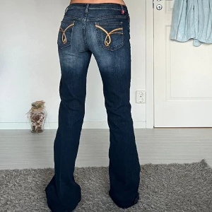Bootcut jeans  - midjemått: 37cm rakt över, innerbenslängd: 80cm 💗 jag är 168cm 🌟 