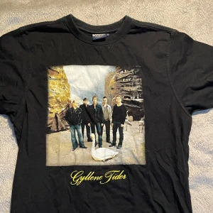 Gyllene tider t-shirt  - T-shirt jag haft i min garderob i evigheter, andvänd med bra sick ändå. Storlek S 