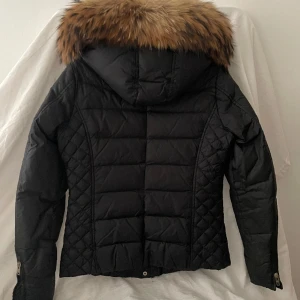 Rock&blue jacka - Rock&blue jacka i storlek S. Helt oanvönd pågrund av för stor storlek. Jackan är i svart med silver detaljer. Perfekt jacka som håller dig varm i vintern. Pris kan diskuteras