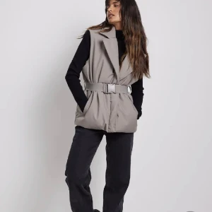 Väst - Säljer denna supercoola västen från NA-KD! Aldrig använd! Strl XS! Nypris: 629kr