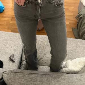 Gråa bootcut jeans från Gina tricot i petite längd. Knappt använda 