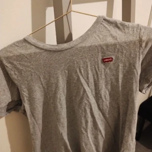 Levis T-shirt  - Använt 1gg. Köpte för 150kr och säljer den för 50kr. Hör av dig vid frågor:)