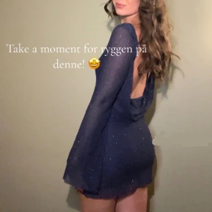 Festklänning - Säljer denna jättefina blåa glitter klänning, som blir en jättebra att ha på sig på fester. Säljer pga att färgen inte passar mig. Kan även prata om priset💕💕 Testad två gånger då jag skulle testa för att se hur den satt på. (Lånad bild)