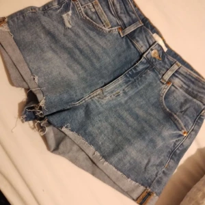 Shorts - Oanvänd, så säljer den så den inte kommer till användning. Köpte den för 150kr och säljer dem för 50kr. Men pris kan diskuteras.