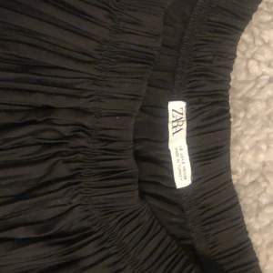 Säljer en söt zara kjol som köptes för ungefär ett år sen men sparsamt använd. Storlek S och säljes för 50+frakt men pris kan diskuteras. :)