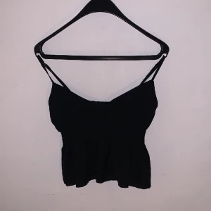 V ringad topp  - Jätte fin och ny aldrig använt.