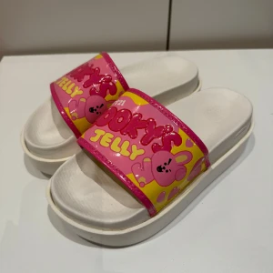 BT21 Slippers - Oanvända! Köpta i LINE STORE i Sydkorea.🌸🫶🏻 super söta men säljer dem för jag inte använder dem! Söker nytt hem