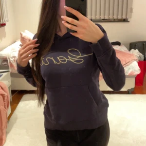 150kr Storlek 158 - Mörkblå Gant hoodie. Enkel och passar super bra till jeans eller mjukis. 