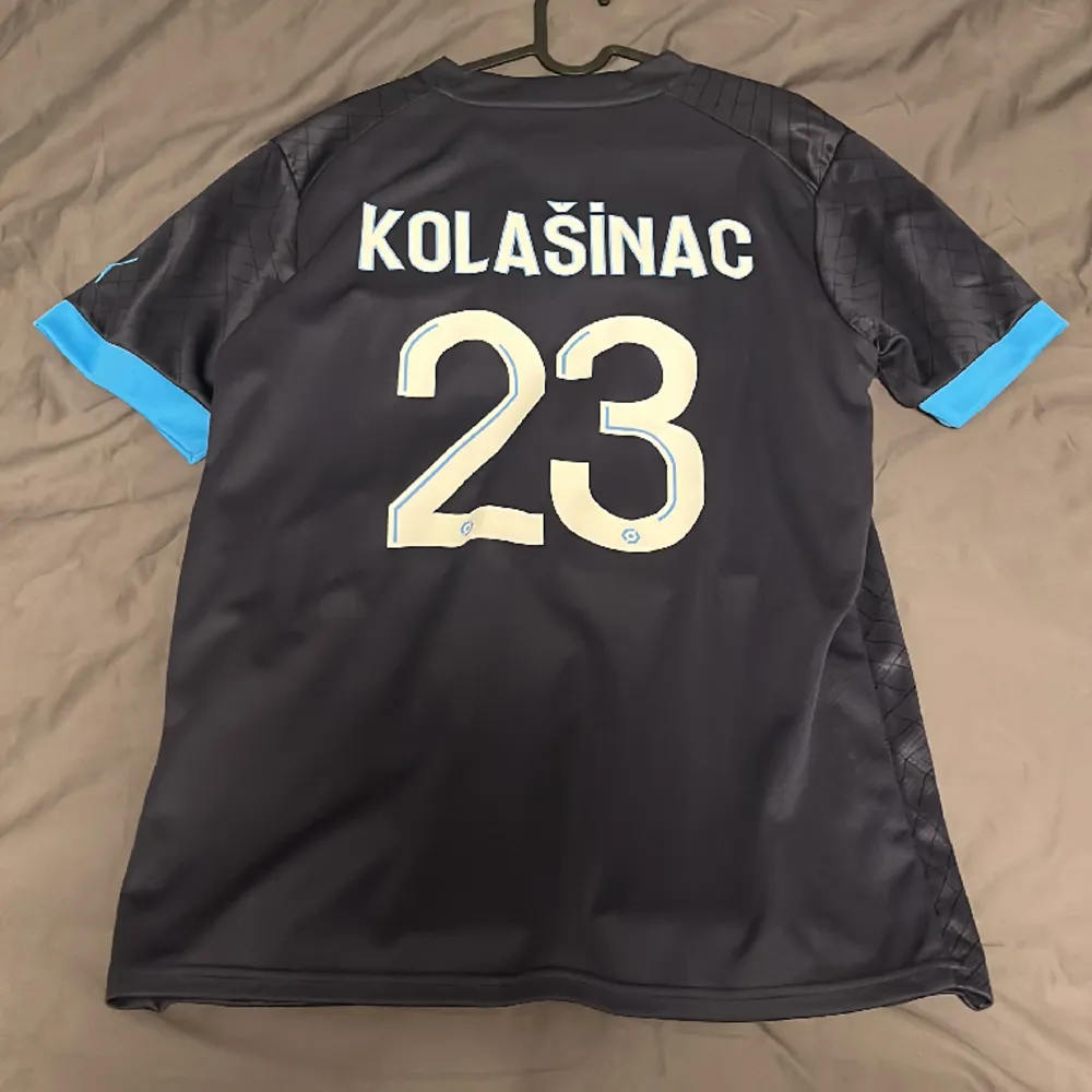 Marseille tröja med kolašinac där bak som är i bra skick. T-shirts.