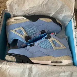 Jordan 4 UNC, size 44.5, completely unused. Price: 1500 SEK, negotiable for a quick deal. Pickup in Mölndal (Eklanda). Contact for more info!