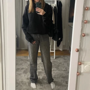 Straight jeans  - Stålgråa straight jeans som inte kommit till användning så 10/10 skick! Använd gärna köp nu🛍️💕💝