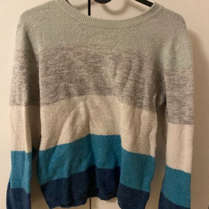 Stickad tröja - Säljer en stickad randig tröja