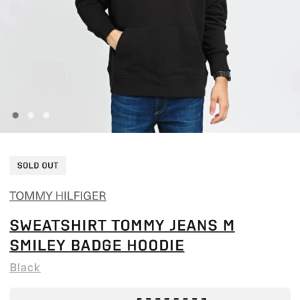 Detta är en Tommy jeans hoodie med en smiley face på. Storlek M. Så gott som ny. Inga hål eller trådar som hänger. För mer information meddela mig.