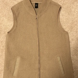 Teddyväst - Mycket sparsamt använd, jättefint skick Från Stadiums eget märke SOC