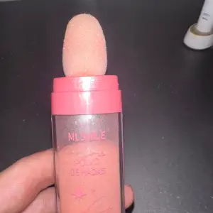 Fin rosa highlighter som är testad men använder tyvärr inte den. Det är mycket kvar i den! Avspritad innan leverans! 