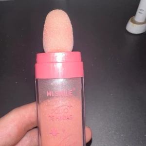 Highlighter  - Fin rosa highlighter som är testad men använder tyvärr inte den. Det är mycket kvar i den! Avspritad innan leverans! 
