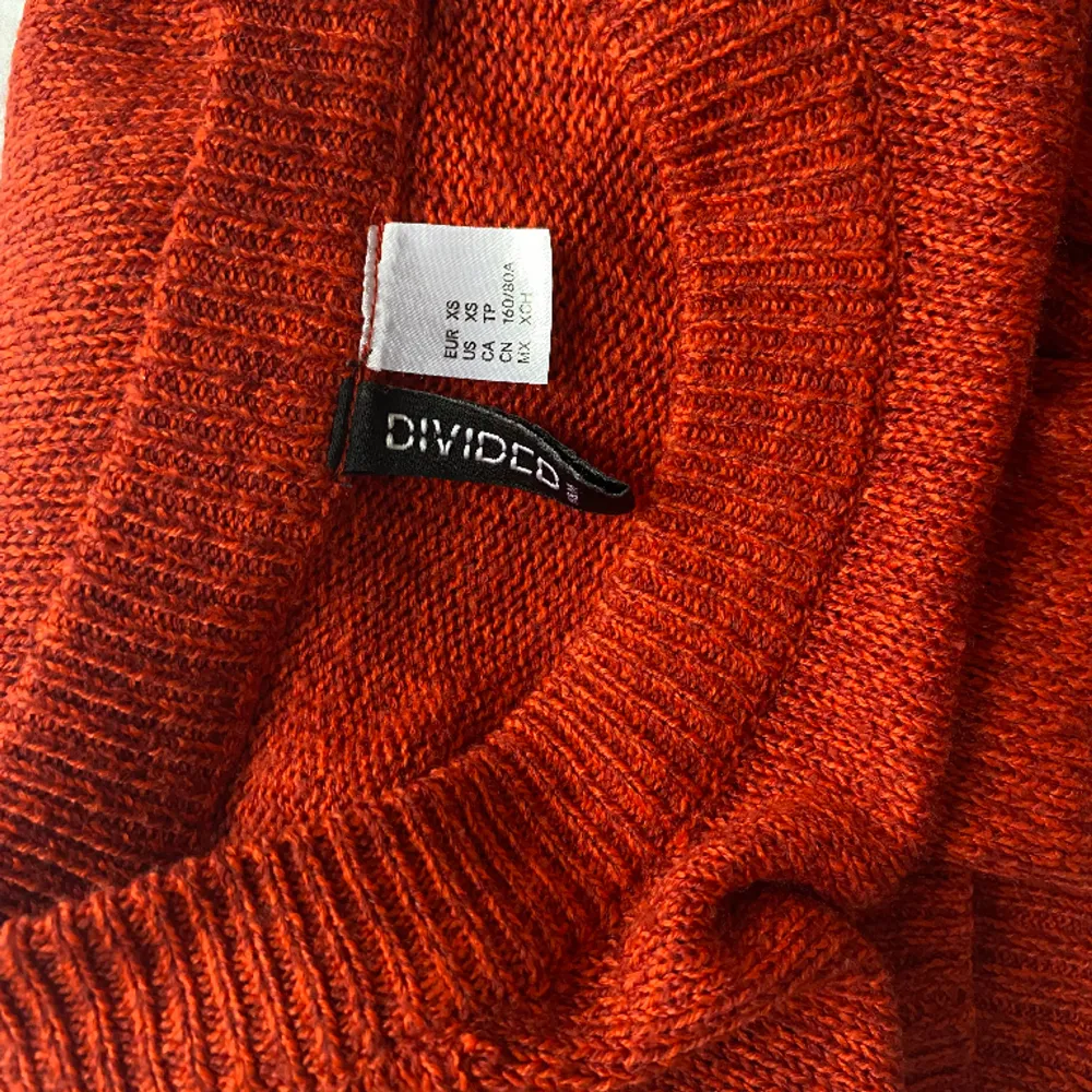Stickad tröja i röd/orange som knappt är använd , jätte skönt material!. Stickat.