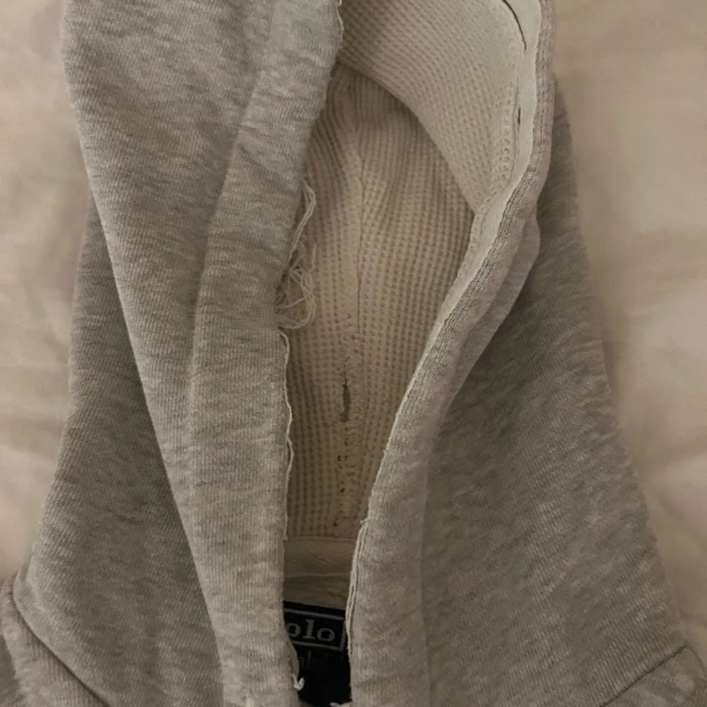Säljer raulph lauren hoodie  Som sätt p bild är den lite trasig i luvan  Pris:350kr. Hoodies.