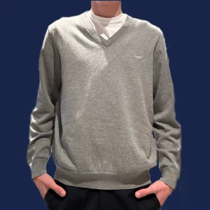 V ringad stickad gant - Tja! Säljer nu denna helt nya stickade vringade tröjan från gant. Köpt på deras egna hemsida för 1400kr. Kom tyvärr aldrig till användning. Därför säljs den. Modellen är 188 lång. Relaxed fit. Först till kvarn! Mvh